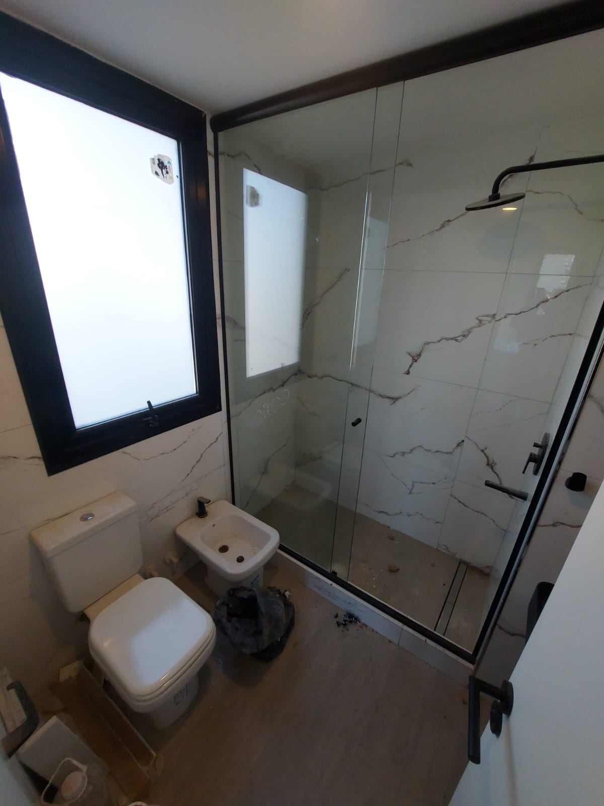 Limpieza final de obra en un espacio recién construido
