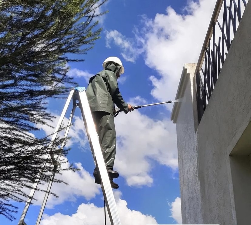 Silletero profesional limpiando vidrios en altura