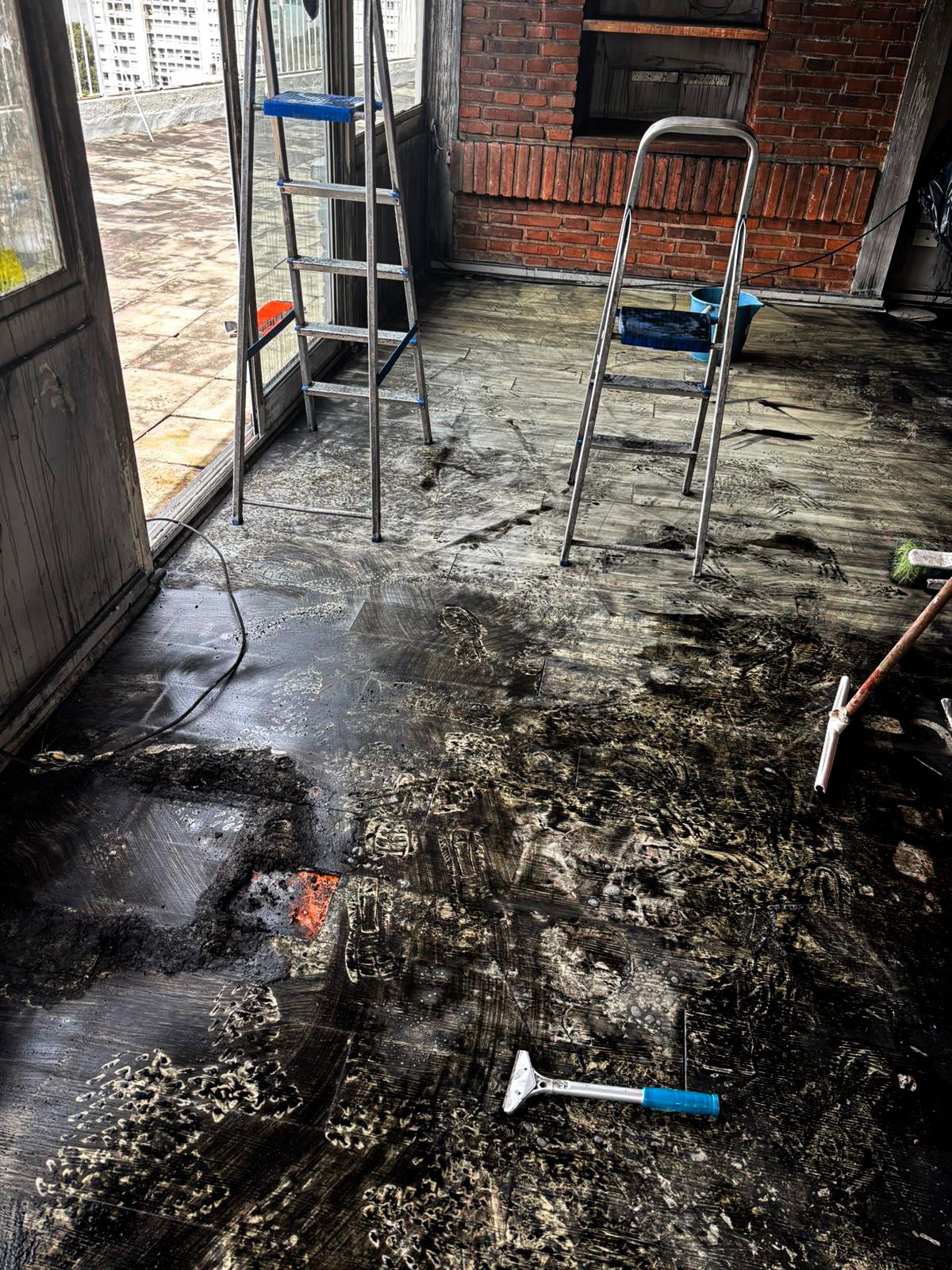 Interior antes de la limpieza post incendio