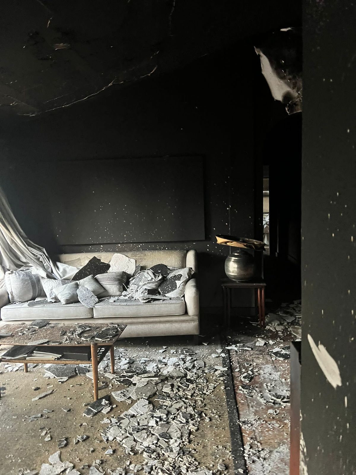 Operarios certificados realizando limpieza post incendio