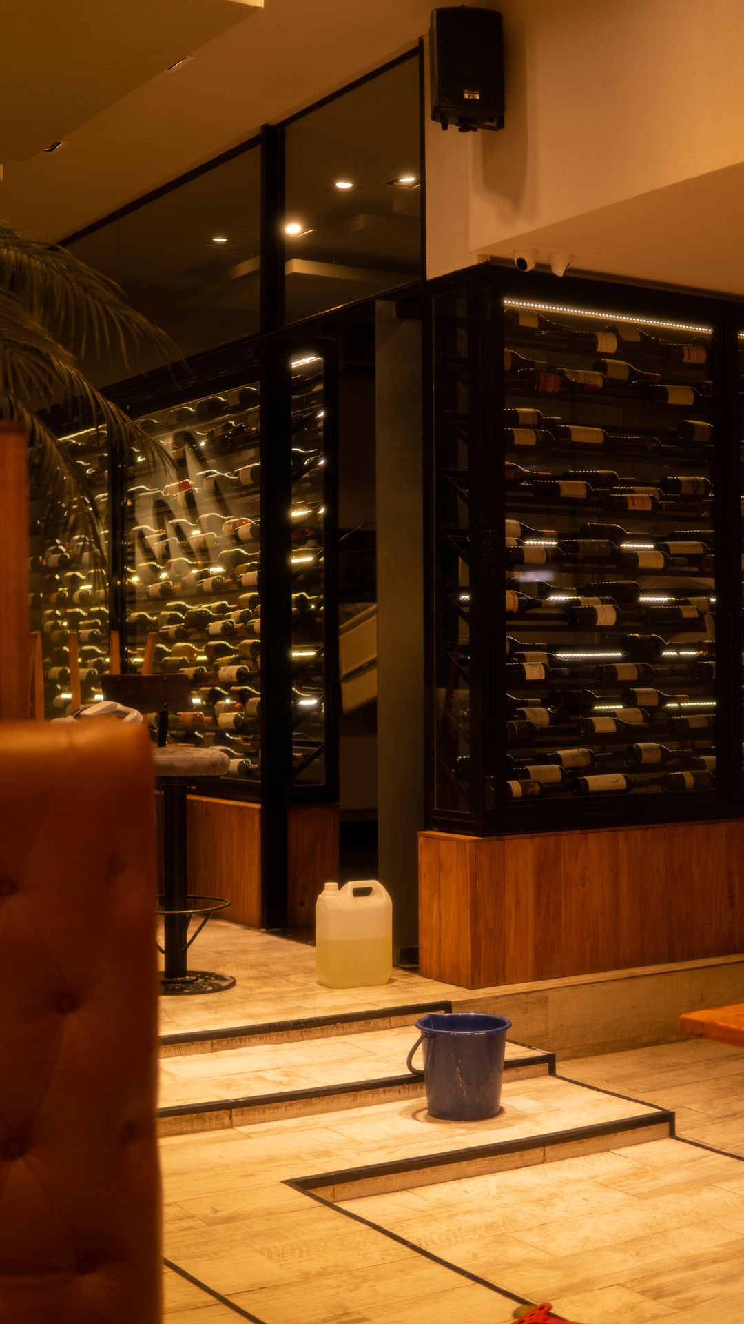 Cava con botellas en un local gastronómico atendido por FD Clean