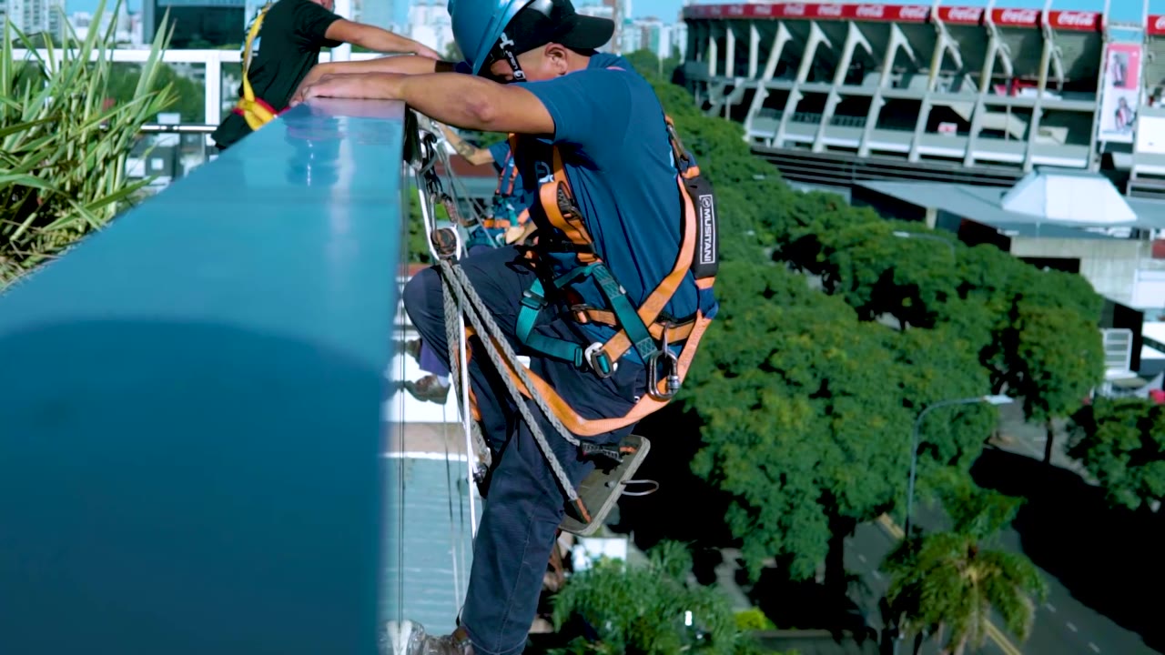 Operario de FD Clean realizando limpieza en altura con equipo de seguridad